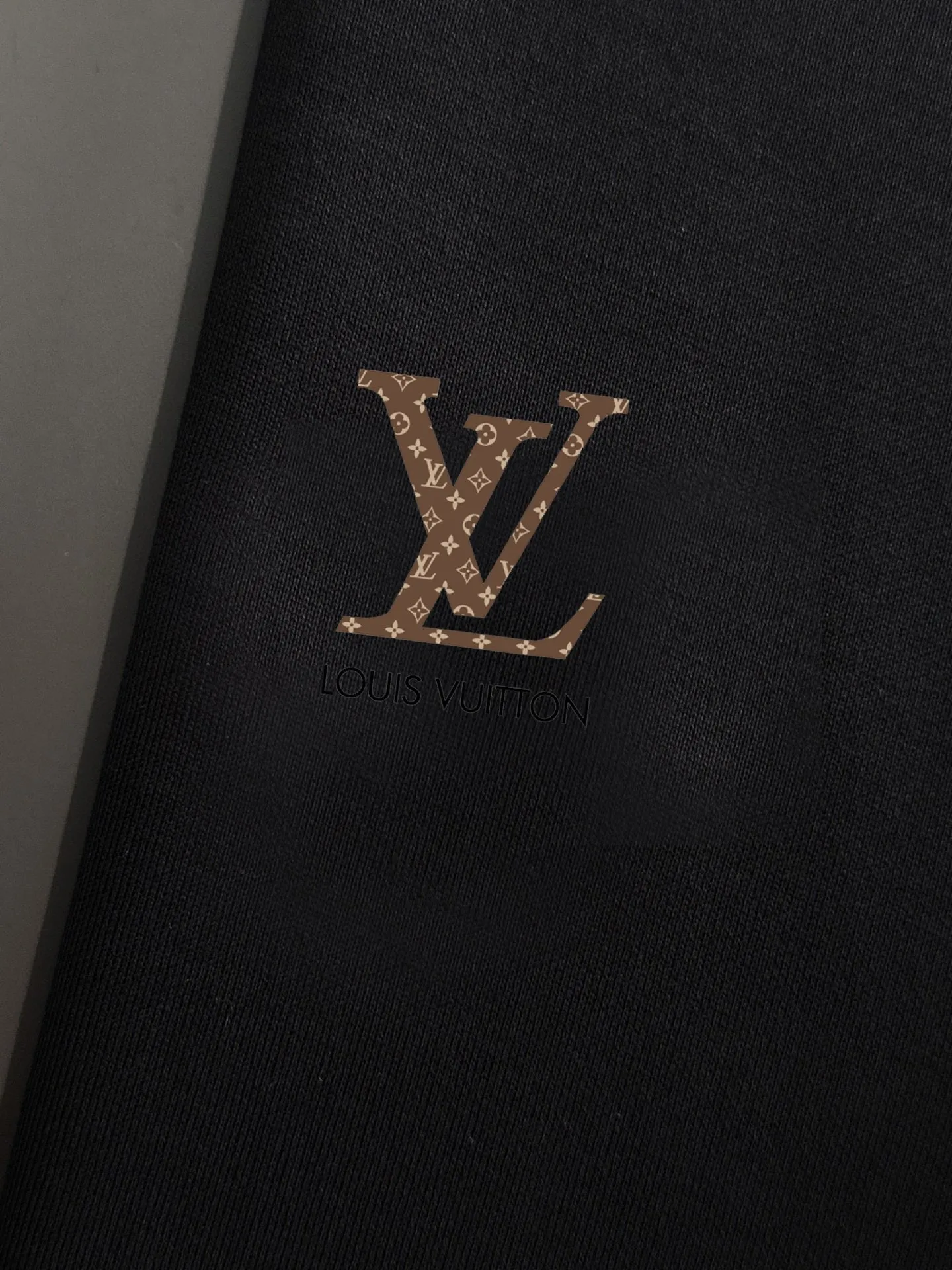 🅿️380 direct batch [LV Louis Vuitton] (Fat Man Gospel) hot-selling suit is coming. Focus on the original version of the official website. 2025 new hot-selling sweatshirt suit. The original order is the best. 🇭🇰The meticulous work of top designers. Just for a fitting and perfect upper body effect. 100% natural high-quality Roman cotton, close-fitting comfort, noble and elegant! Original hardware embodies elegance and nobility! Counter size: M-5XL (maximum wear up to 220 pounds)